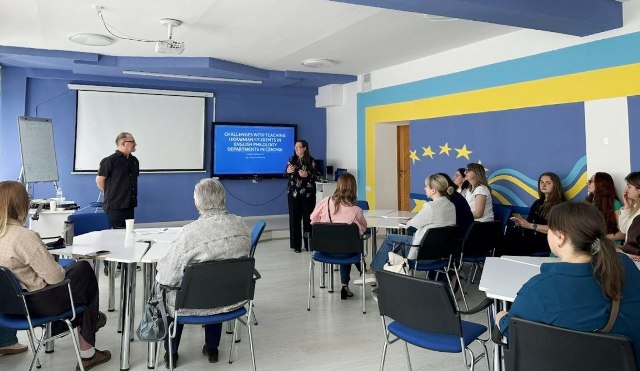 Професор Девід Лівінгстон під час гостьової лекції з викладачами факультету іноземних мов ТНПУ